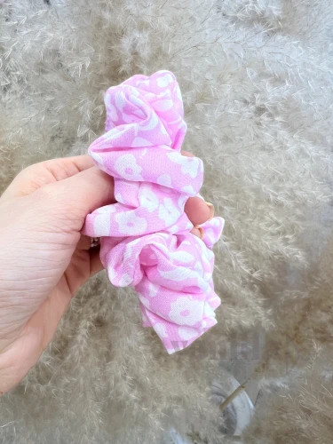 GUMKA WISKOZOWA SCRUNCHIE RÓŻOWE KWIATUSZKI
