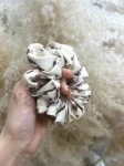 GUMKA WISKOZOWA SCRUNCHIE WANILIA W KWIATY CAPPUCCINO