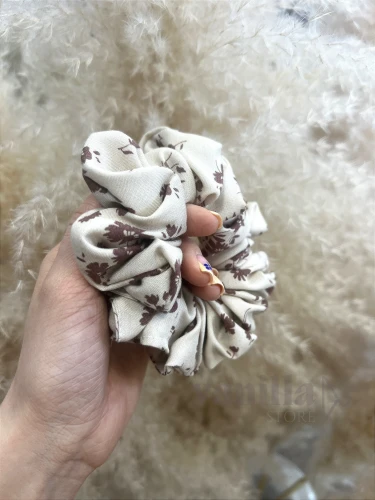 GUMKA WISKOZOWA SCRUNCHIE WANILIA W KWIATY CAPPUCCINO