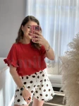 T-SHIRT BAWEŁNIANY Z FALBANKĄ NA RĘKAWIE RUBINOWA CZERWIEŃ