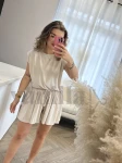 KOMPLET Z LEJĄCEGO MATERIAŁU ZE SPODENKAMI MOTYLKAMI  BEŻ