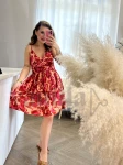 KRÓTKA WISKOZOWA SUKIENKA BELLA Z KOPERTOWYM DEKOLTEM NA RAMIĄCZKACH W KWIATY FUKSJA