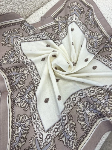 APASZKA ORNAMENTY BRUDNY RÓŻ NA WANILIOWYM TLE 