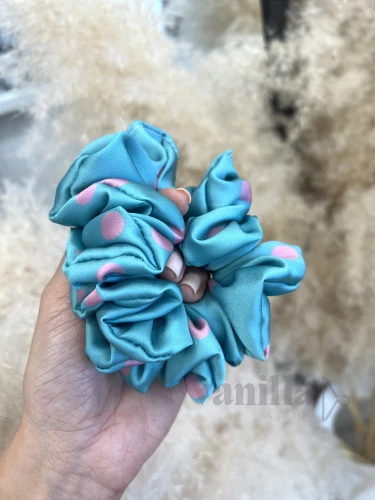 GUMKA SATYNOWA SCRUNCHIE TURKUS W RÓŻOWE GROSZKI