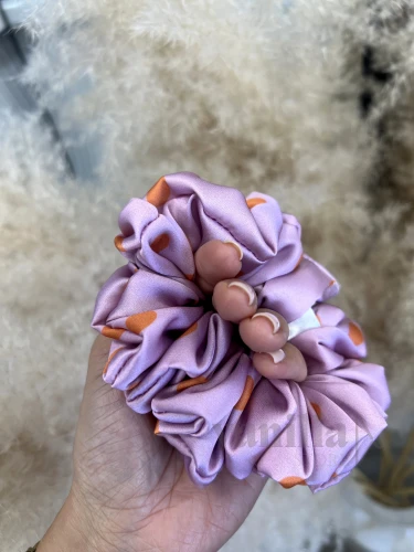 GUMKA SATYNOWA SCRUNCHIE RÓŻ W POMARAŃCZOWE GROSZKI