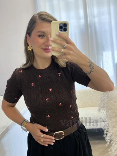 DZIANINOWY SWETER W SPLOT Z HAFTOWANYMI TULIPANAMI CZEKOLADA