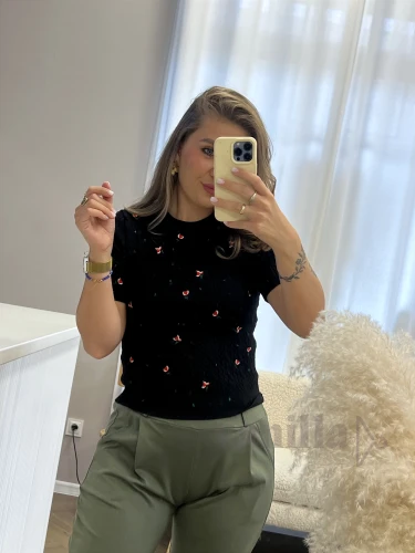 DZIANINOWY SWETER W SPLOT Z HAFTOWANYMI TULIPANAMI CZARNY