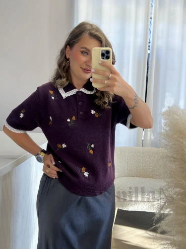 SWETER POLO Z WYKOŃCZENIEM KORONKOWYM W HAFTOWANE KWIATY BAKŁAŻAN