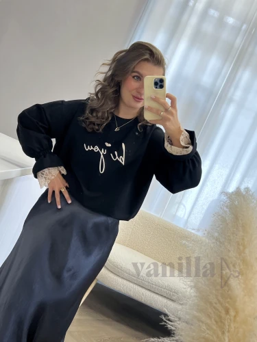 BLUZA Z HAFTEM BE YOU I WYKOŃCZENIEM KORONKOWYM NA RĘKAWIE CZARNA