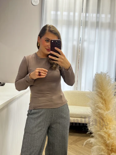 WISKOZOWA BLUZKA Z DŁUGIM RĘKAWEM I LEKKIM OCIEPLENIEM OD ŚRODKA MELODY KAWA Z MLEKIEM 
