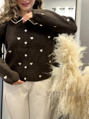 DZIANINOWY SWETER Z KOŁNIERZYKIEM BABY DOLL W HAFTOWANE SERDUSZKA CZEKOLADA