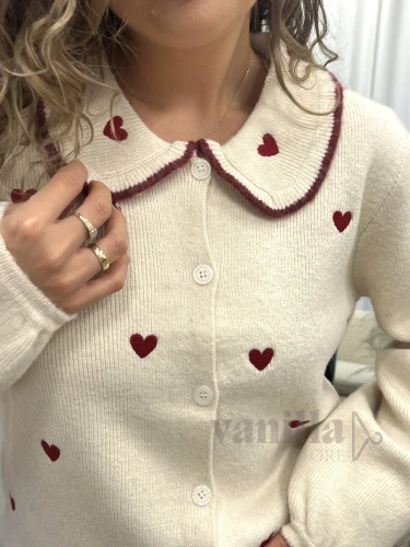 DZIANINOWY SWETER Z KOŁNIERZYKIEM BABY DOLL W HAFTOWANE SERDUSZKA WANILIA