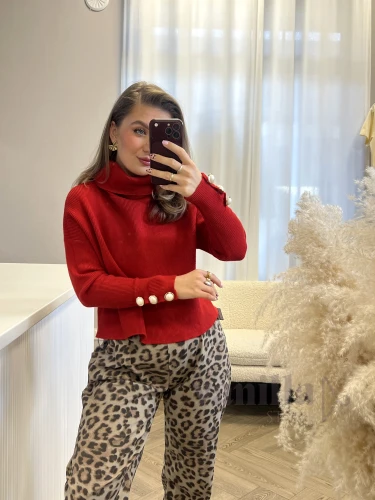 SWETER Z LUŹNYM GOLFEM O PUDEŁKOWYM FASONIE RUBINOWA CZERWIEŃ