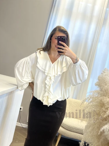 WISKOZOWA KOSZULA Z LEJĄCEGO MATERIAŁU Z FALBANKĄ ŚMIETANA