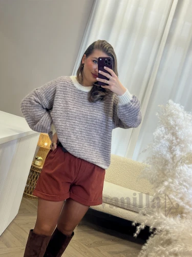 SWETER Z BUFIASTYM RĘKAWEM O LUŹNYM FASONIE W PASKI KAWA Z MLEKIEM