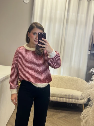 SWETER Z BUFIASTYM RĘKAWEM O LUŹNYM FASONIE W PASKI BORDO
