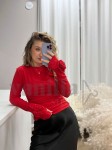 BLUZKA BAWEŁNIANA Z RÓŻĄ NA RĘKAWIE RUBINOWA CZERWIEŃ