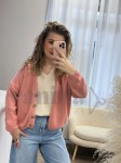 BAWEŁNIANY KARDIGAN ESSENTIAL Z DREWNIANYM GUZIKIEM TRUSKAWKA ZE ŚMIETANKĄ