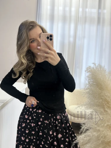 BLUZKA BASIC Z DŁUGIM RĘKAWEM Z MIĘKKIEGO MATERIAŁU MELANIA CZARNA